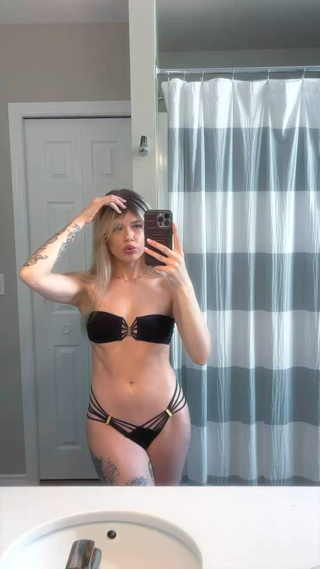 Blonde porn video with onlyfans model aquariusangel222 <strong>@aquariusangel222</strong>