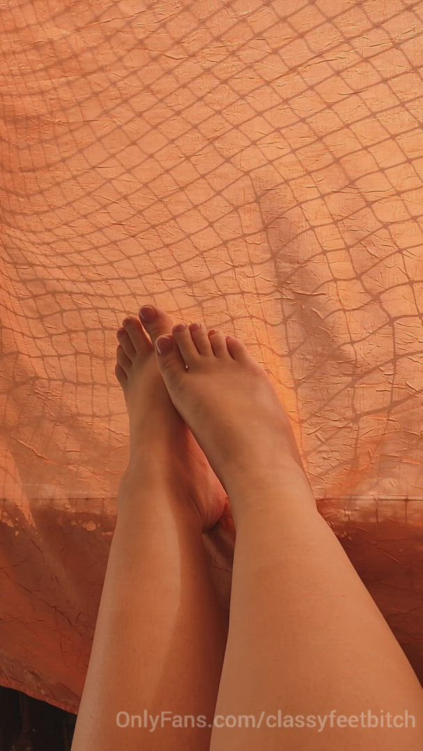 Feet porn video with onlyfans model Bella Quinn <strong>@classyfeetbitch</strong>
