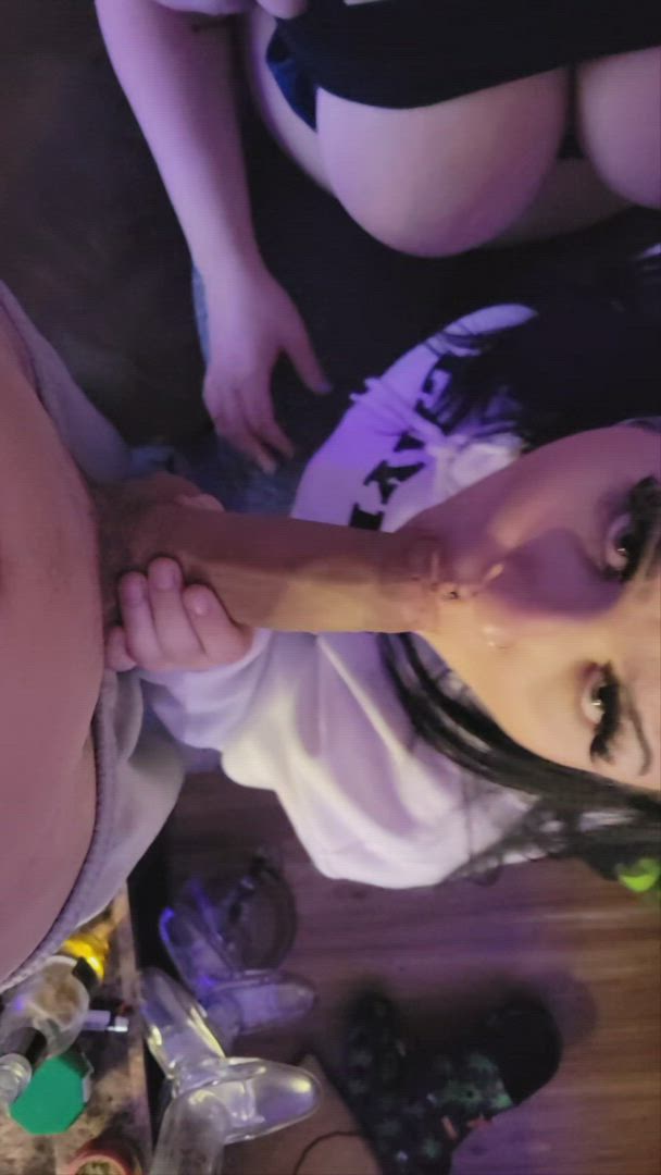 Threesome porn video with onlyfans model Jmorox <strong>@sugarbellz</strong>