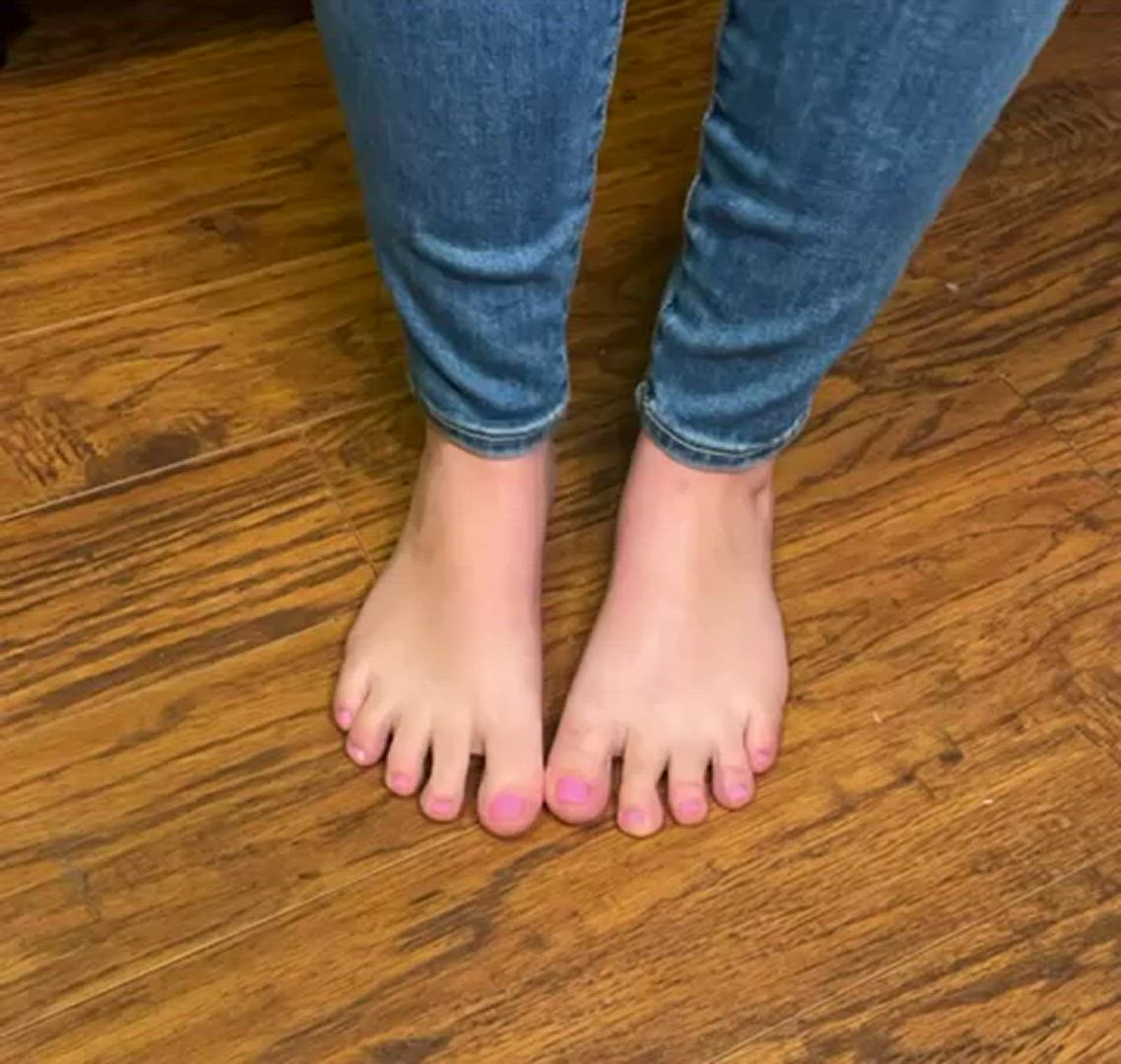 Feet porn video with onlyfans model K aka LIVIDBEND <strong>@lividbend</strong>