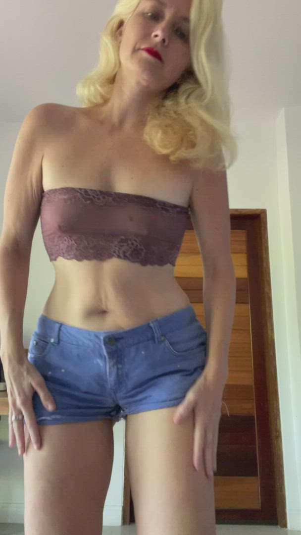 MILF porn video with onlyfans model Lia Kovach <strong>@liakovach</strong>