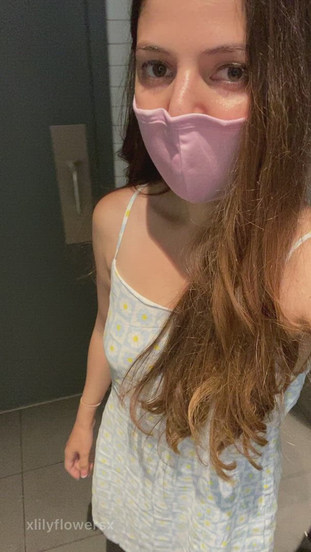 Bathroom porn video with onlyfans model Lily Flowers <strong>@xlilyflowersx</strong>