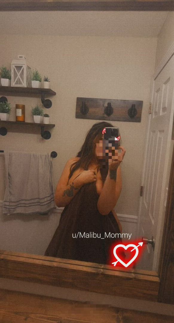 Amateur porn video with onlyfans model Malibu_Mommy <strong>@malibu_mommy</strong>