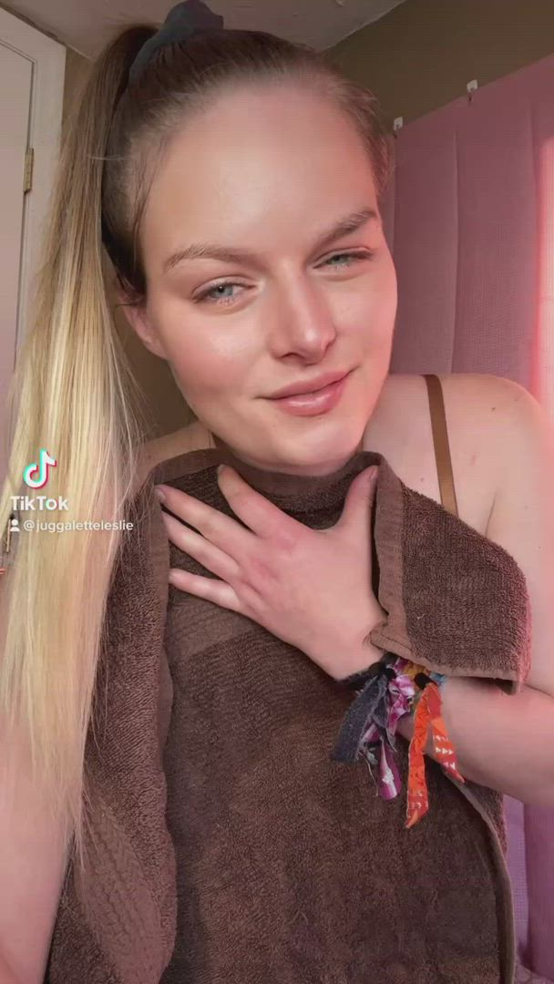 TikTok porn video with onlyfans model deafletteleslie <strong>@sexylesliensfw</strong>