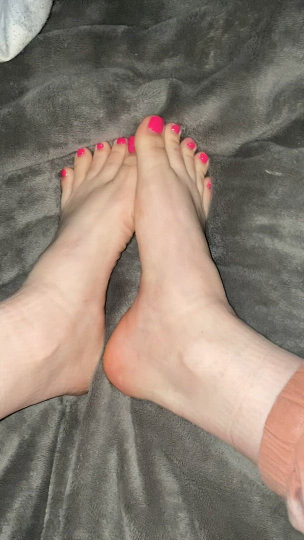 Feet porn video with onlyfans model myporcelaintoes <strong>@myporcelaintoes</strong>