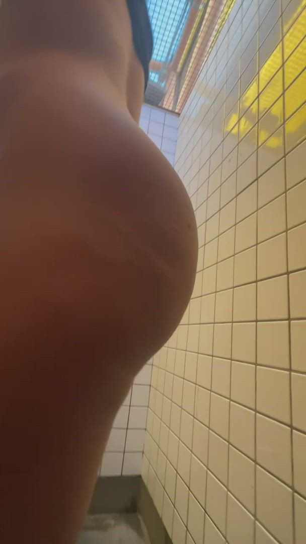 Bathroom porn video with onlyfans model VibeWithMolly <strong>@vibewithmommy</strong>