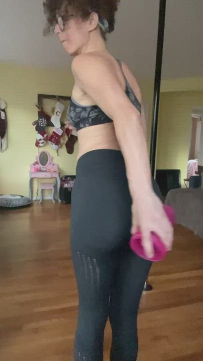 Fitness porn video with onlyfans model VibeWithMolly <strong>@vibewithmommy</strong>