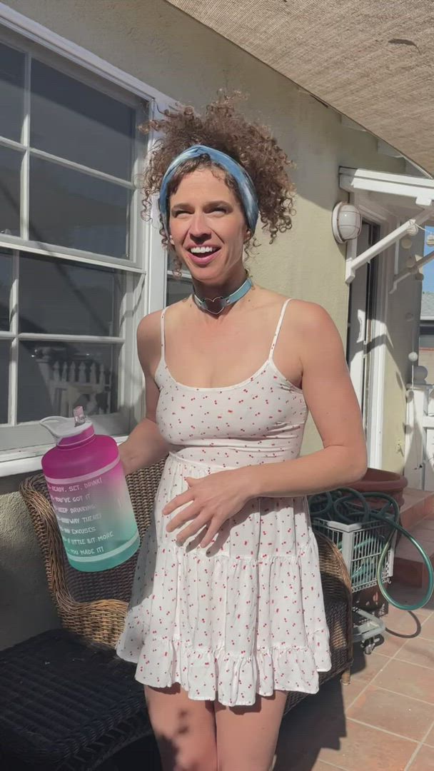 Pee porn video with onlyfans model VibeWithMolly <strong>@vibewithmommy</strong>