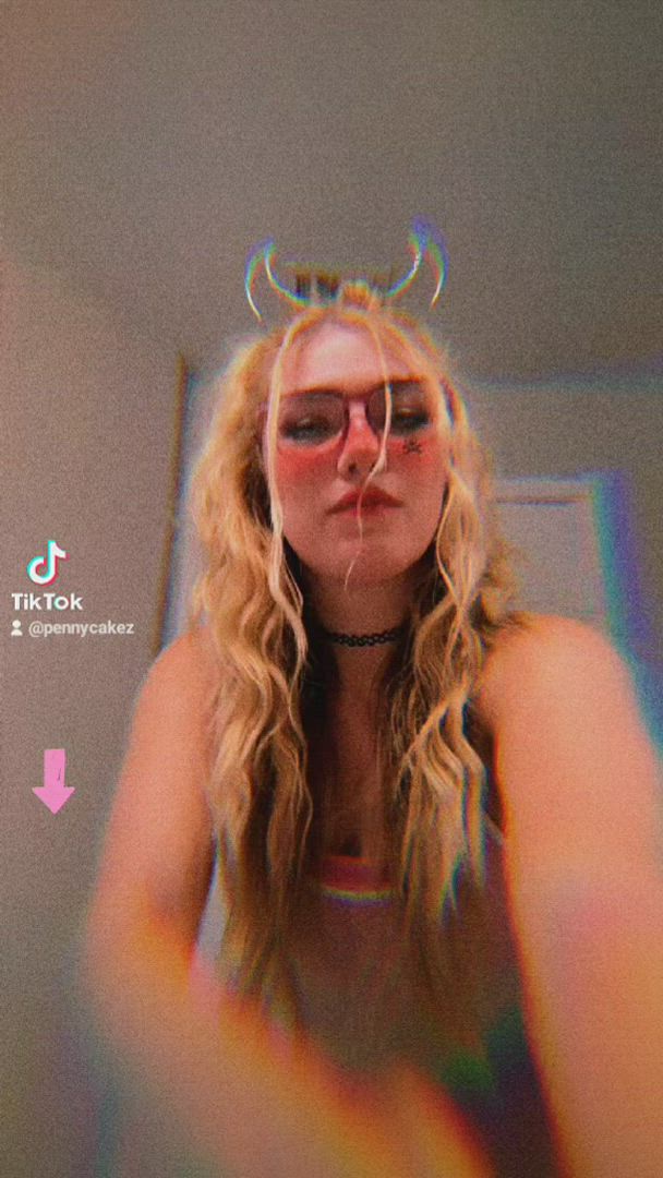 Alt porn video with onlyfans model Penny Cakez <strong>@pennycakez</strong>