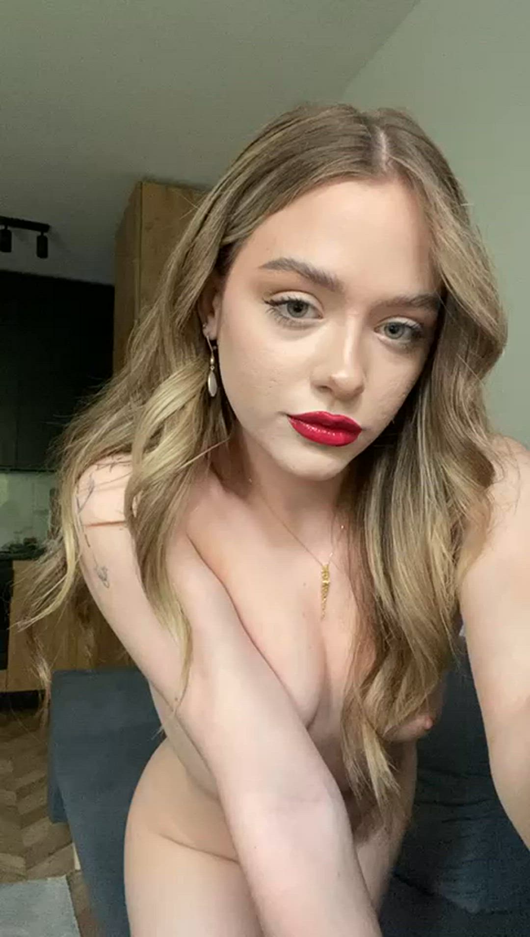 Cumshot porn video with onlyfans model Sirenalips <strong>@sirenalips</strong>