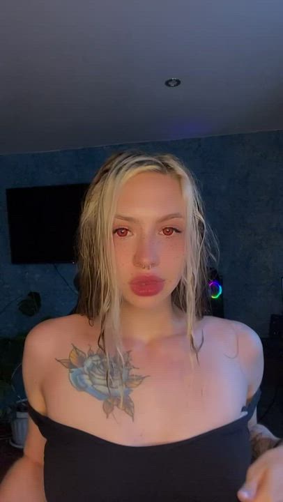 Amateur porn video with onlyfans model Vi Gray <strong>@vii_queen</strong>