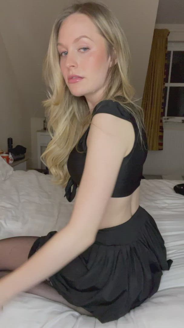 Ass Spread porn video with onlyfans model Wee Blondie <strong>@blondie24</strong>