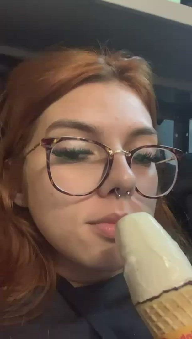 19 Years Old porn video with onlyfans model Zoe <strong>@zoelau</strong>