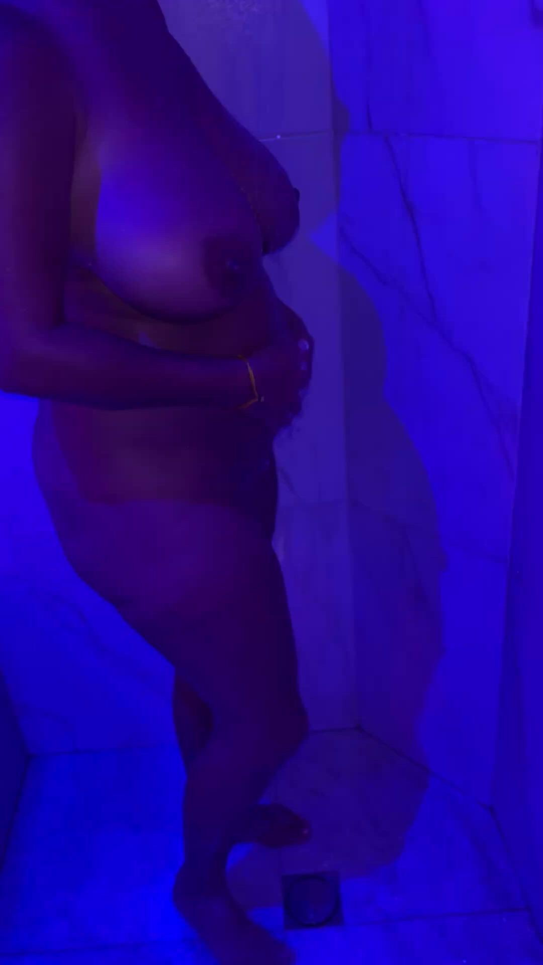 Amateur porn video with onlyfans model busteeandtan <strong>@busteeandtan</strong>