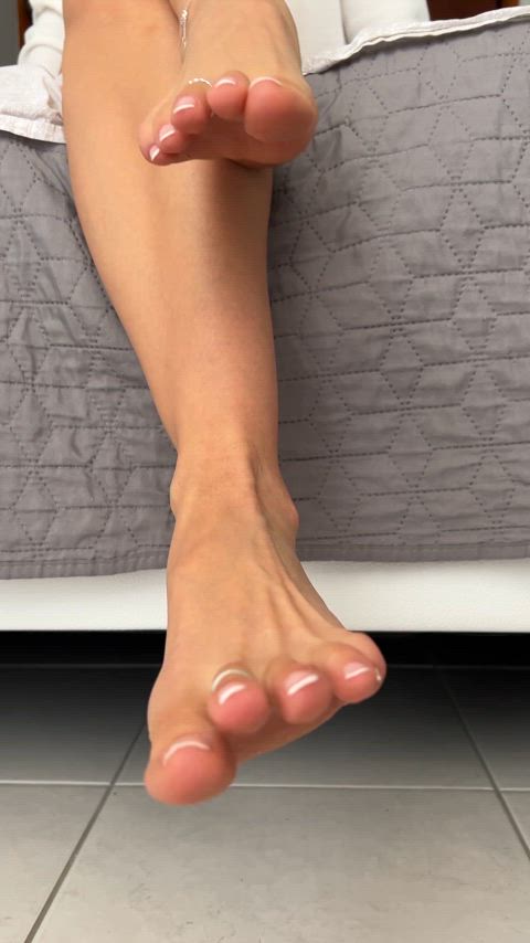 Feet porn video with onlyfans model Pretty Evelyn <strong>@evifeet</strong>