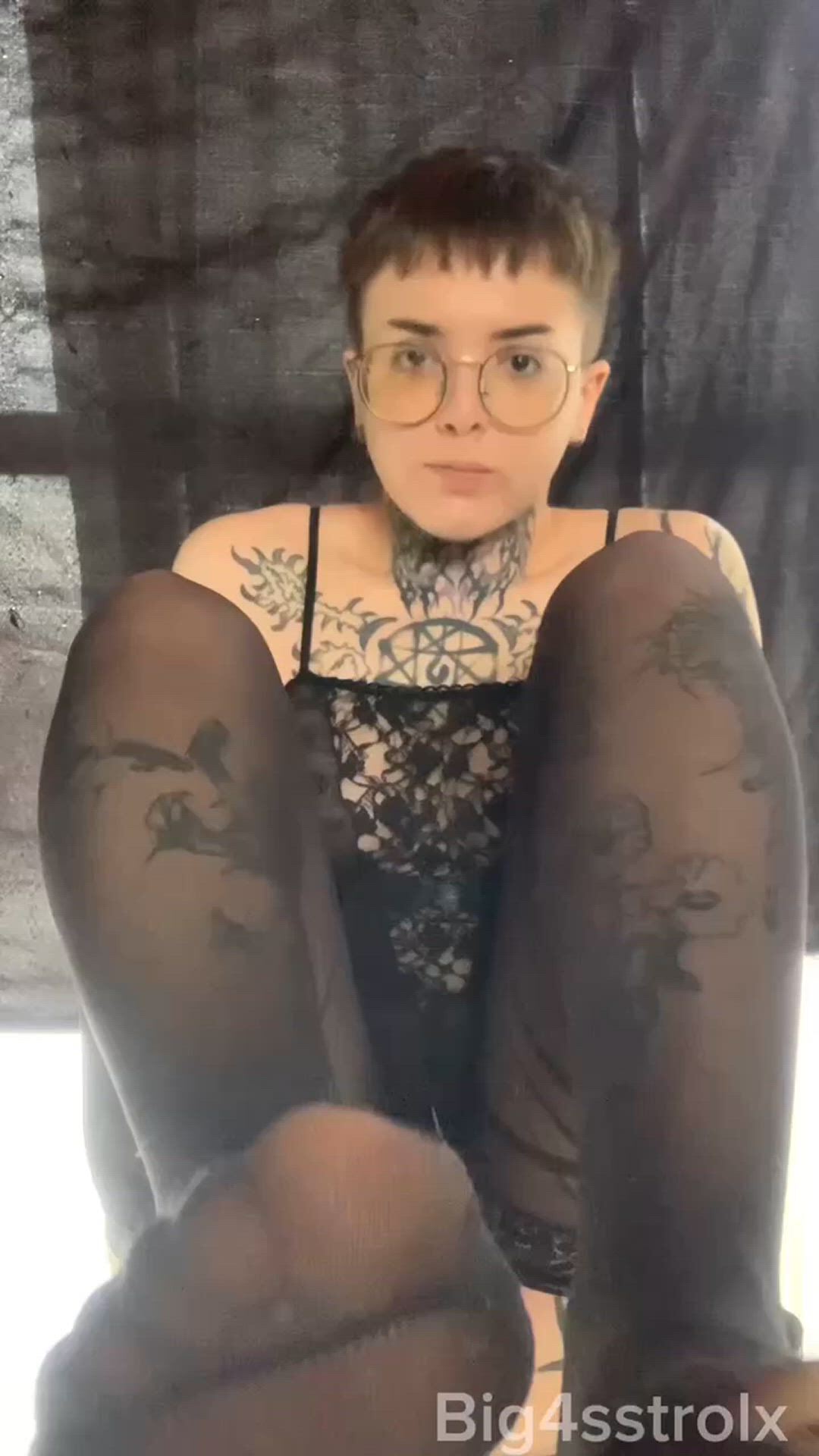 Feet porn video with onlyfans model big4sstrolx <strong>@big4sstrolx</strong>