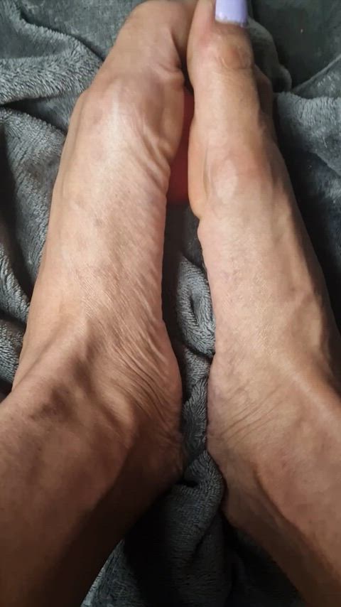 Feet porn video with onlyfans model Vee <strong>@giantessvee</strong>