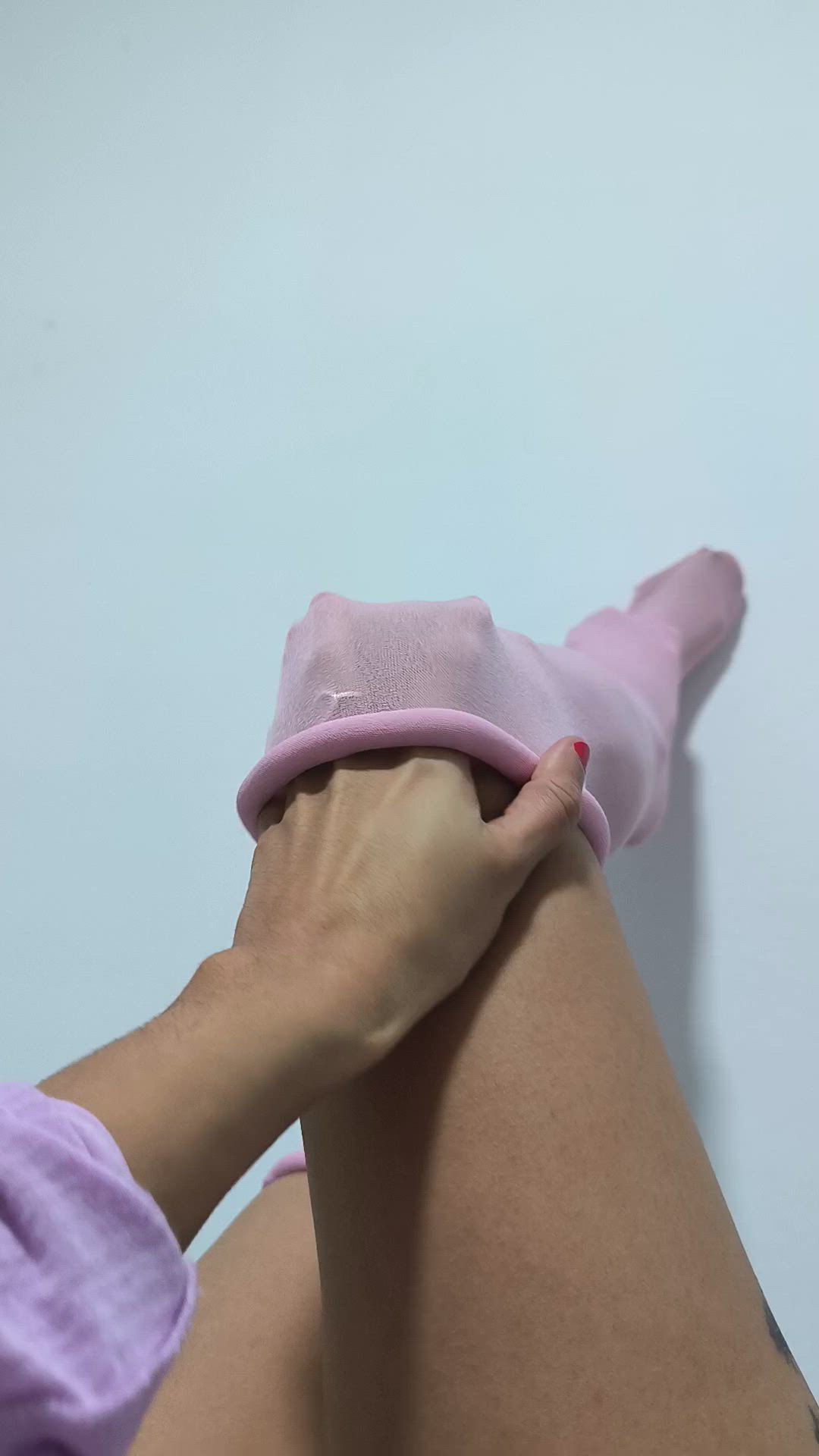 Feet porn video with onlyfans model emloop <strong>@em_loop</strong>