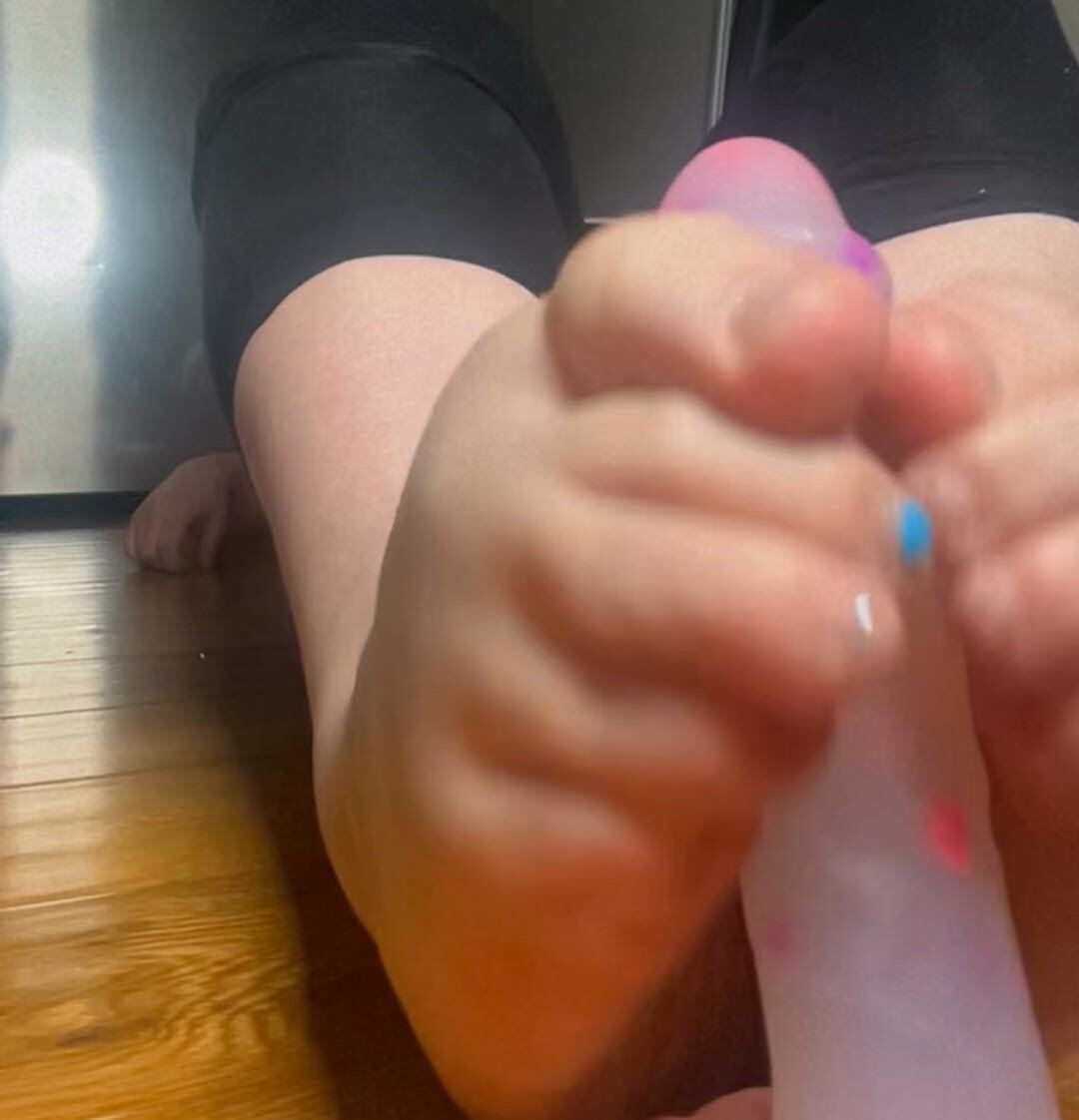 Dildo porn video with onlyfans model bustybrookesbits <strong>@brookesbits</strong>