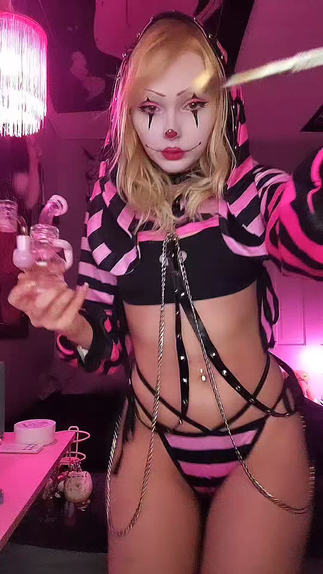 Clown porn video with onlyfans model Alice Synthesis <strong>@pandadabs420</strong>