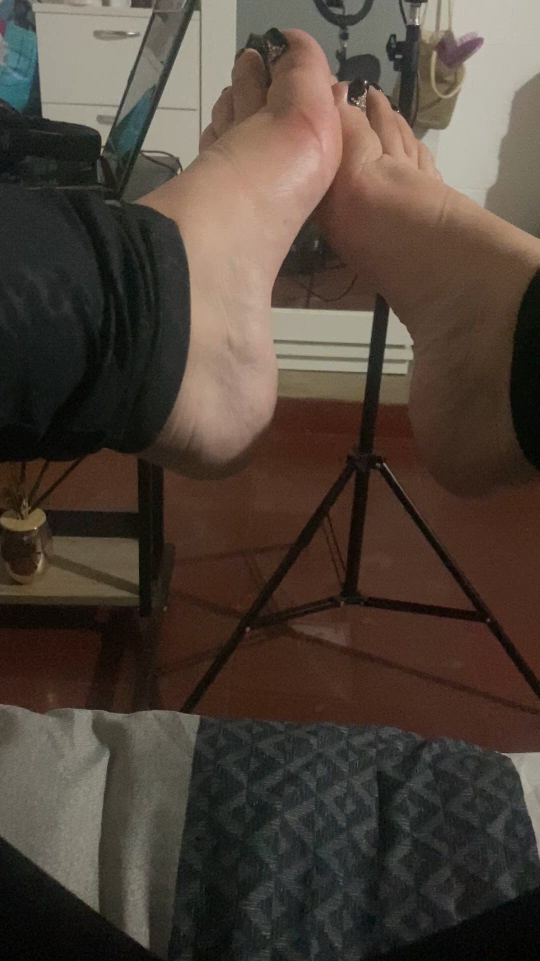 Feet porn video with onlyfans model yeyequeen <strong>@lola081111</strong>