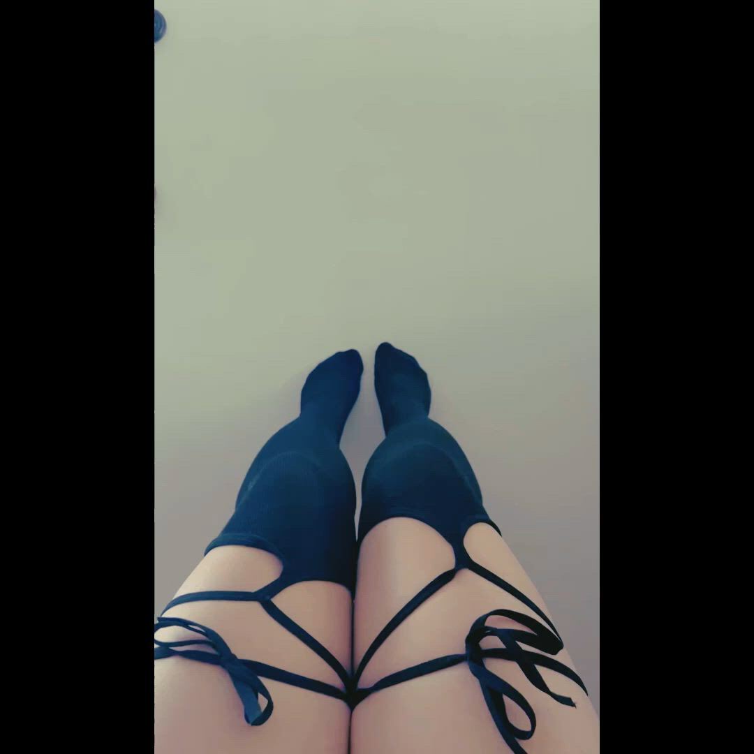 Feet porn video with onlyfans model Prettytoes <strong>@prettytoesss3</strong>