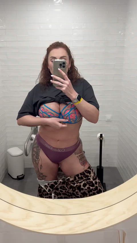 Amateur porn video with onlyfans model hazel-ginge <strong>@bigbadginge</strong>