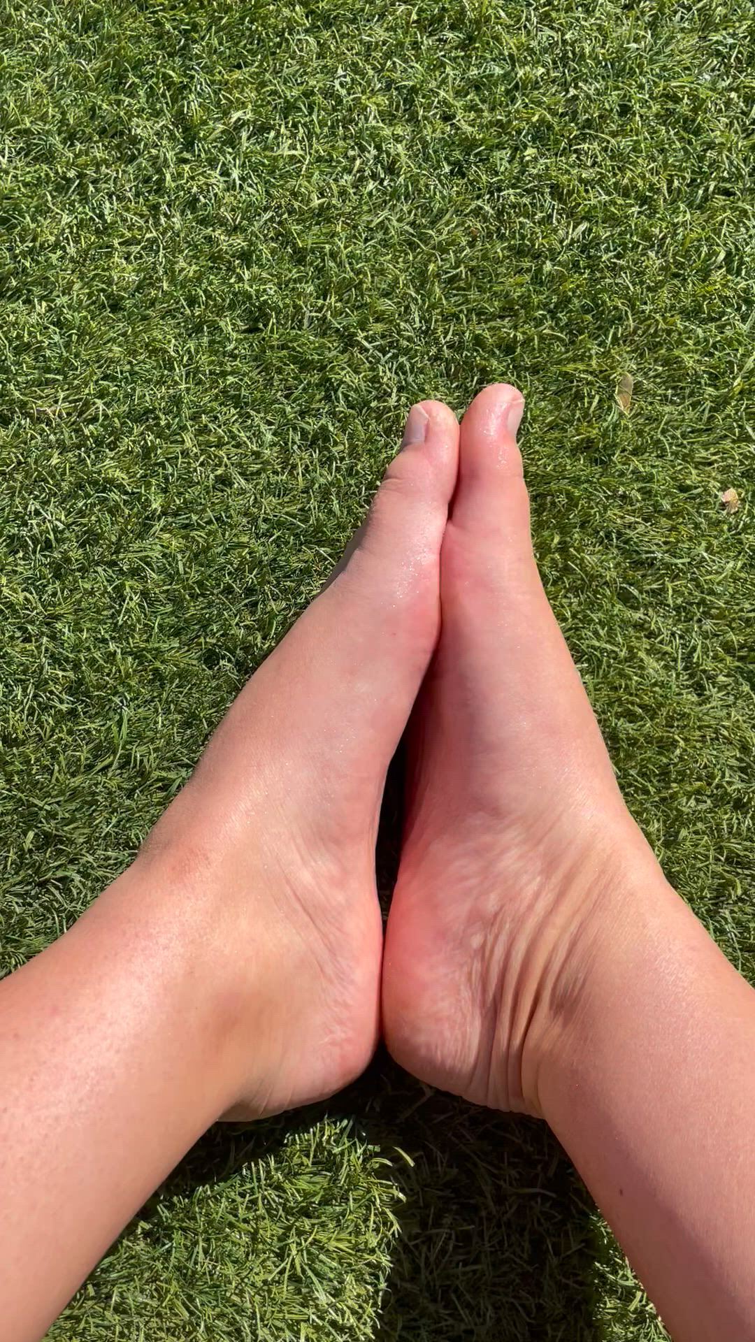 Feet porn video with onlyfans model Sy <strong>@syyhoney</strong>